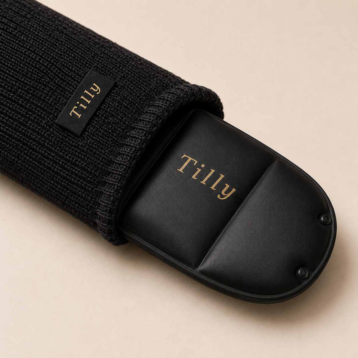 Close-up of Tilly black knit sleeve and chambered cooling pack